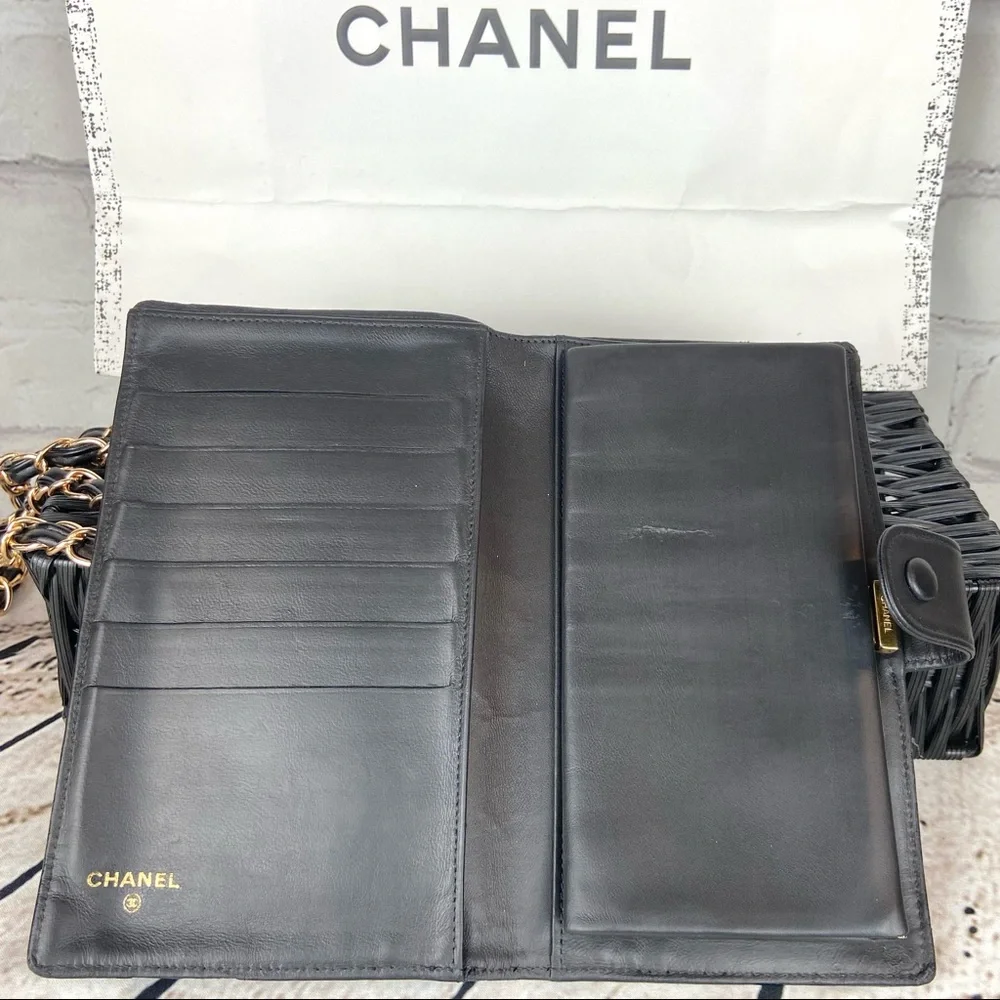 CHANEL leather wallet crossbody on chain - Picture 4 of 16